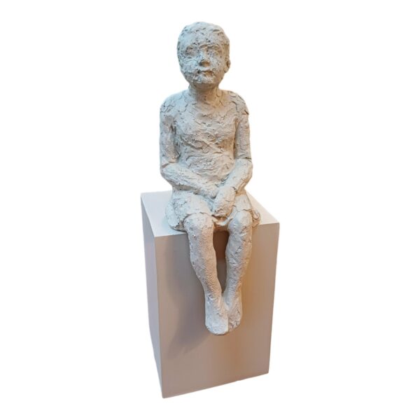 Escultura Menino Sentado