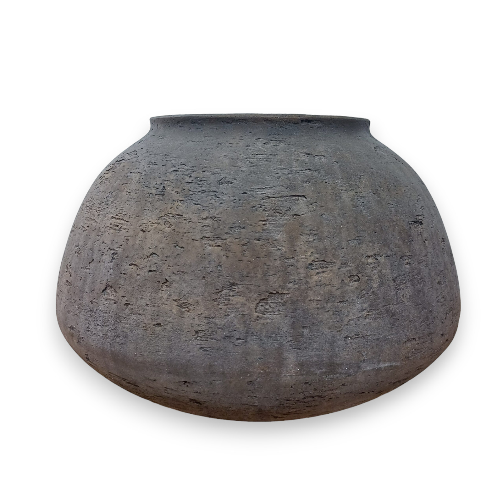 Vaso baixo em cerâmica marrom desgastado