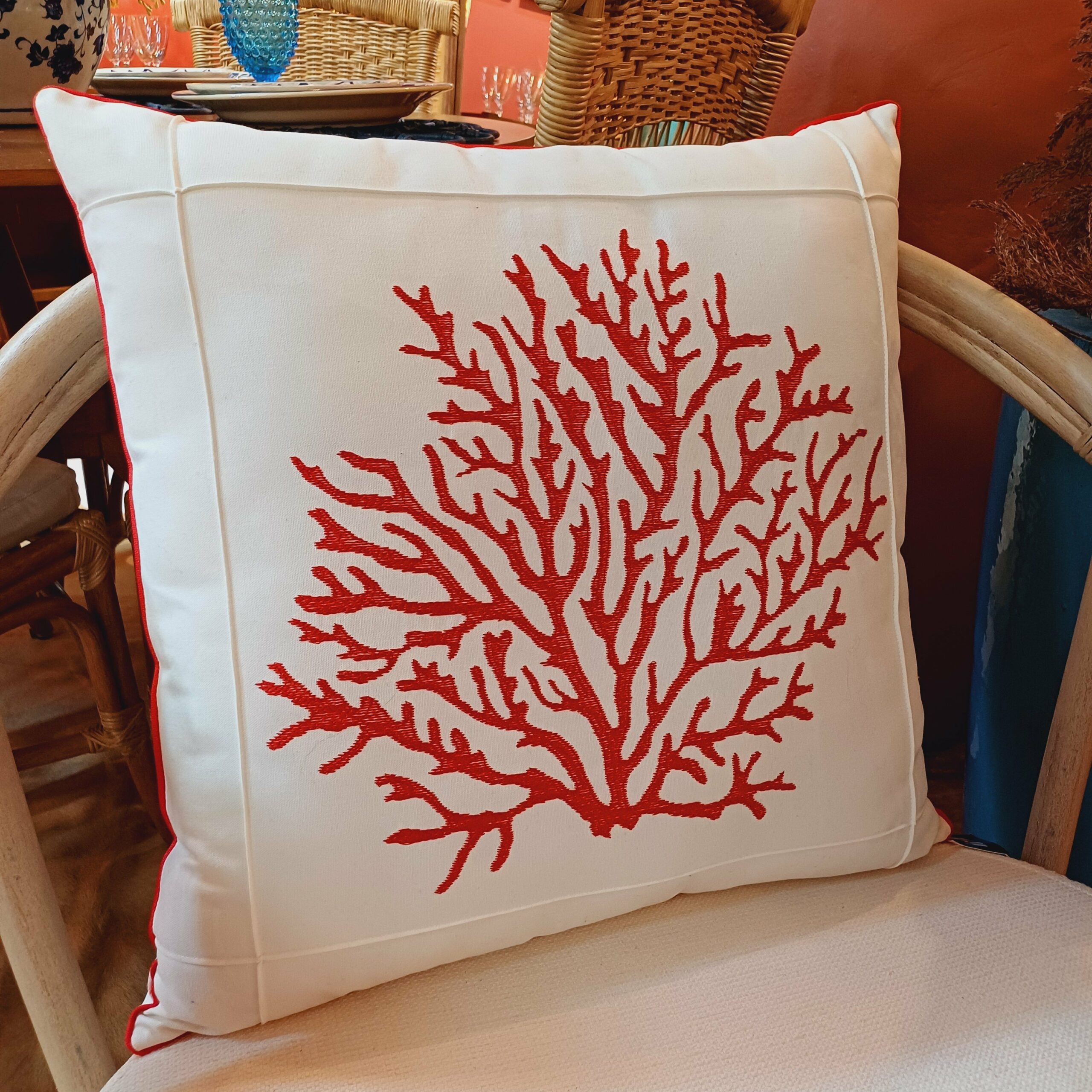 Almofada em Linho Coral Bordado - Coleção Alto Padrão