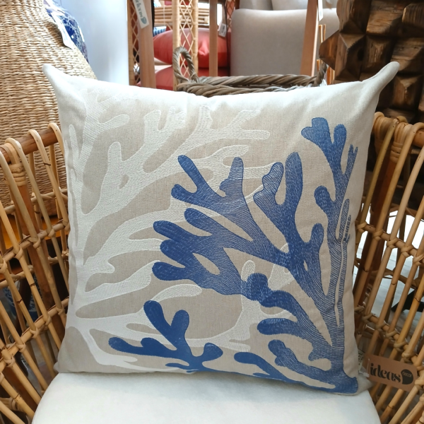 Almofada Bordada Coral Náutico com Enchimento - 45x45 cm - Coleção Alto Padrão