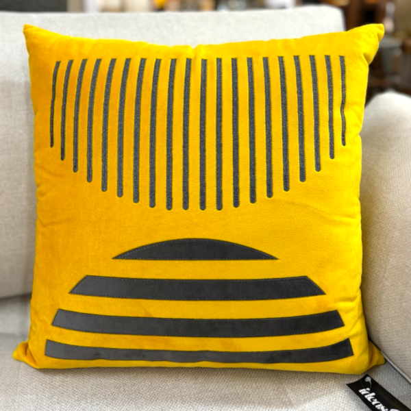 Almofada em Veludo Amarelo com Enchimento - Fino Acabamento
