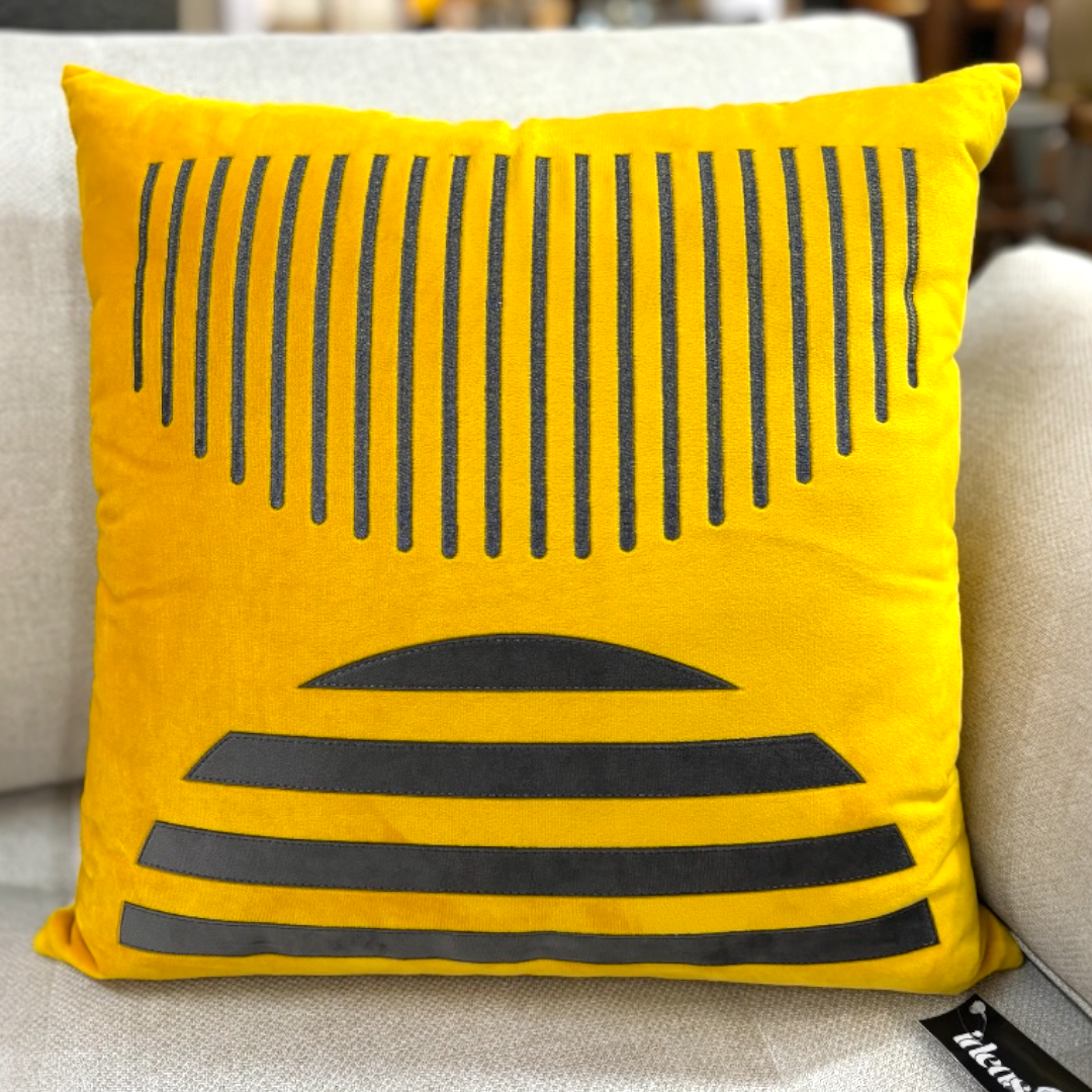 Almofada em Veludo Amarelo com Enchimento - Fino Acabamento