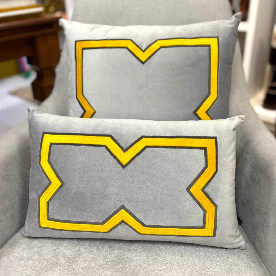 Conjunto Almofada e Baguete Cinza em Veludo Bordadas em Amarelo