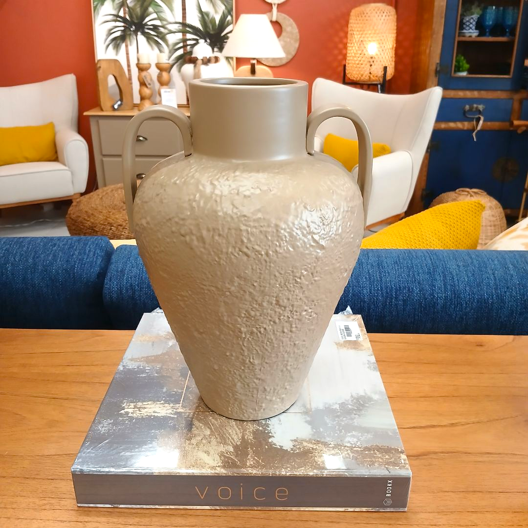 Vaso Decorativo em Cerâmica Bege Areia com Alças – Design Sofisticado