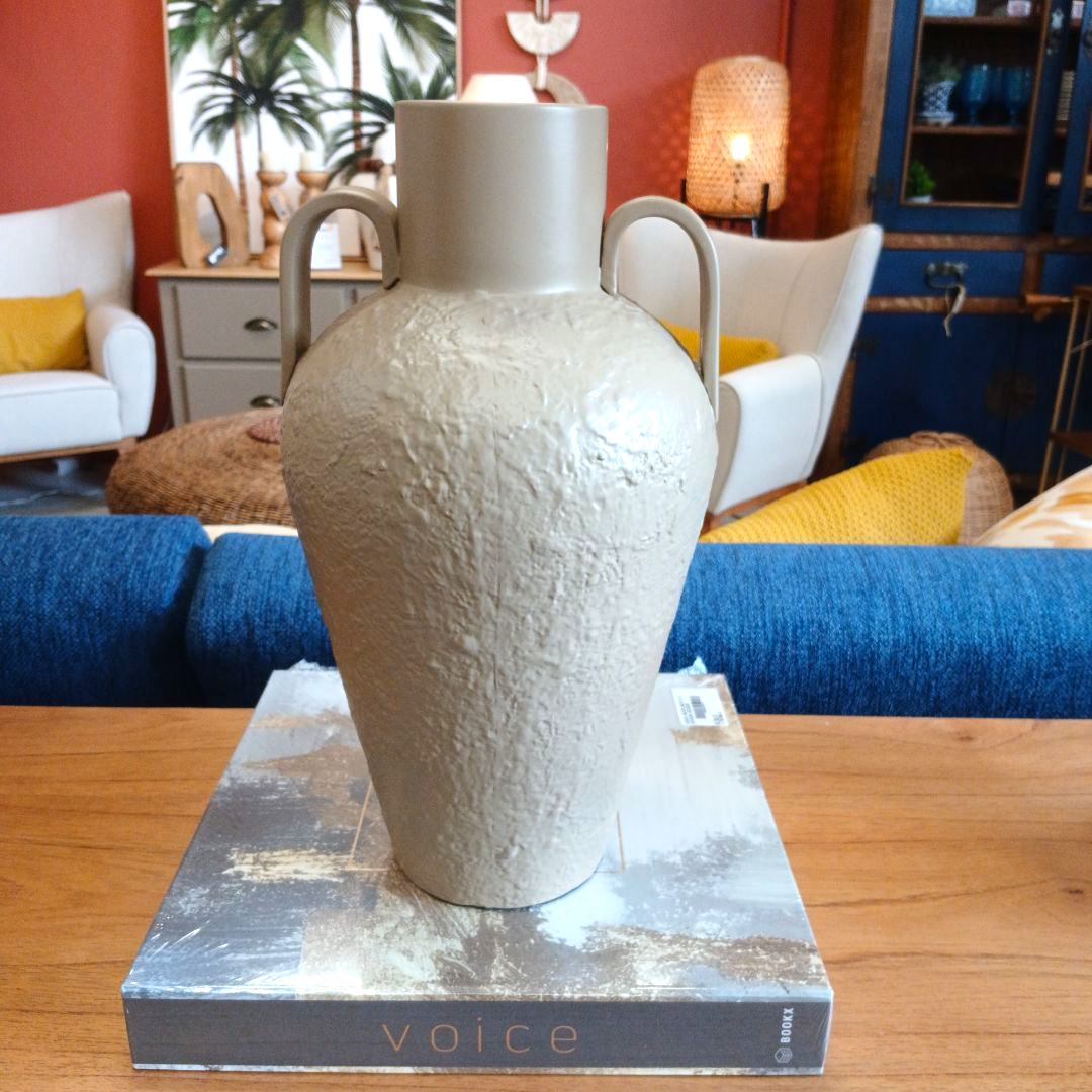 Vaso Decorativo em Cerâmica Bege com Alças – Design Atemporal