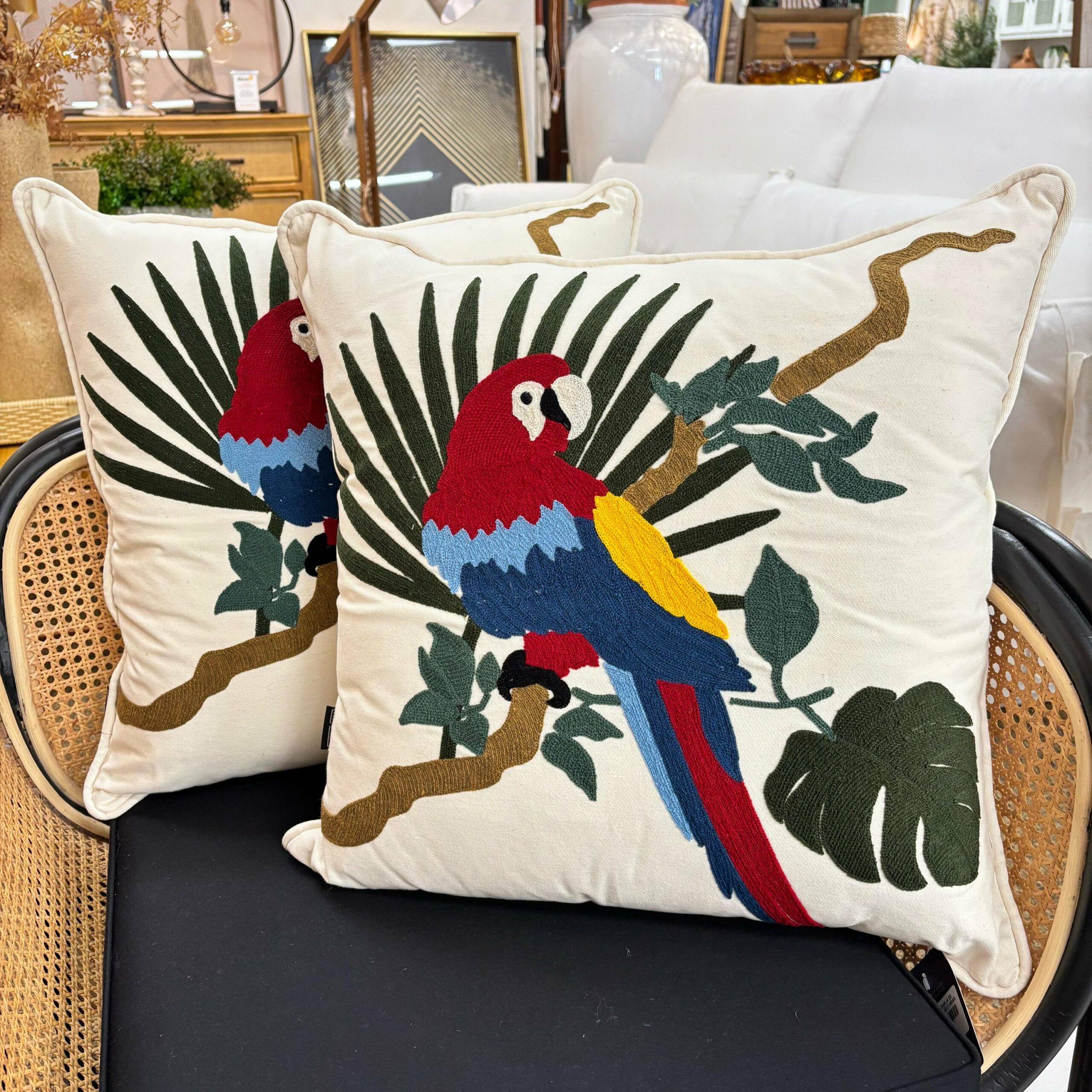 Almofada em Sarja Branca com Bordado Arará 55x55 cm - Fino Acabamento - Imagem 4