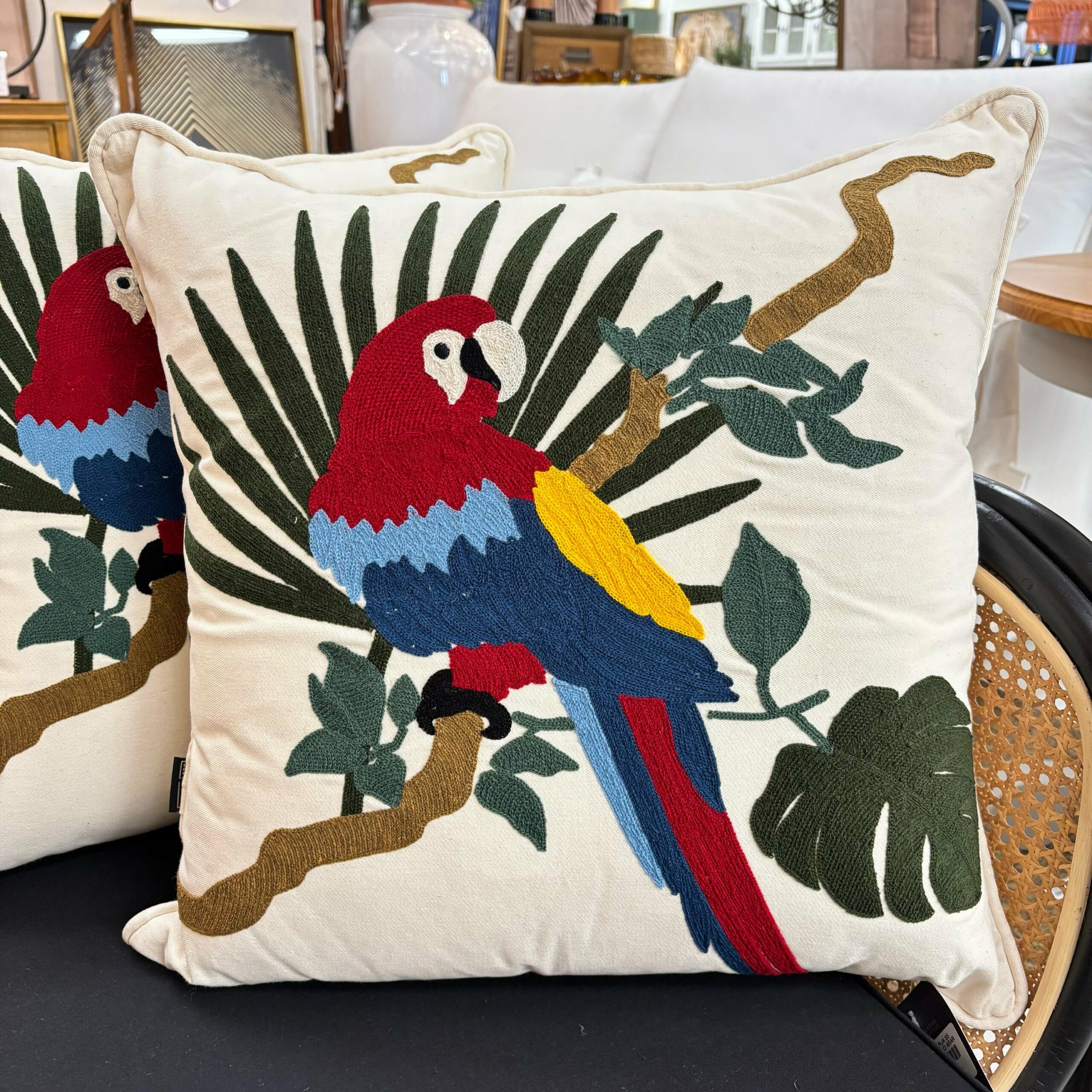 Almofada em Sarja Branca com Bordado Arará 55x55 cm - Fino Acabamento - Imagem 5
