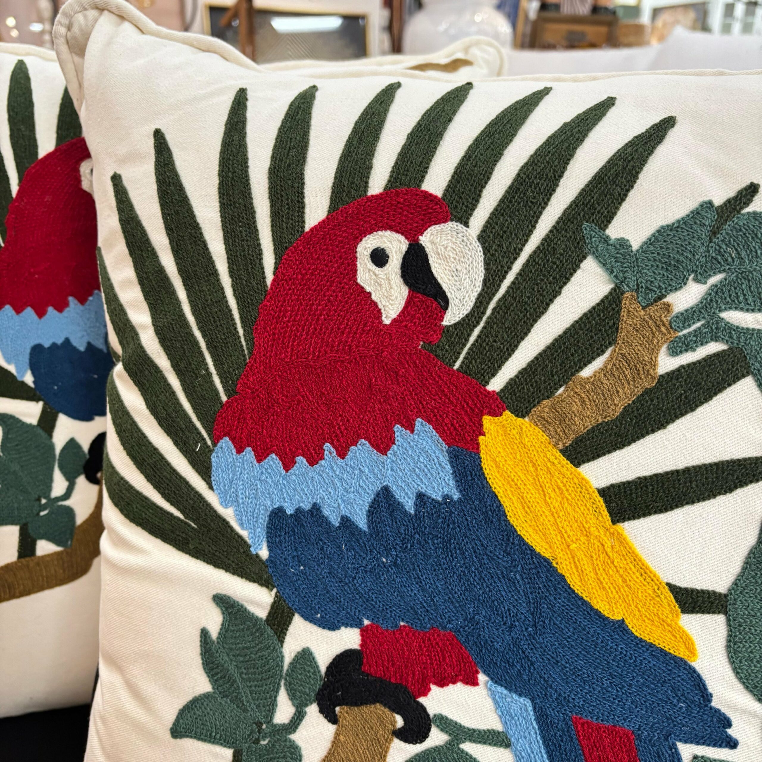 Almofada em Sarja Branca com Bordado Arará 55x55 cm - Fino Acabamento - Imagem 2