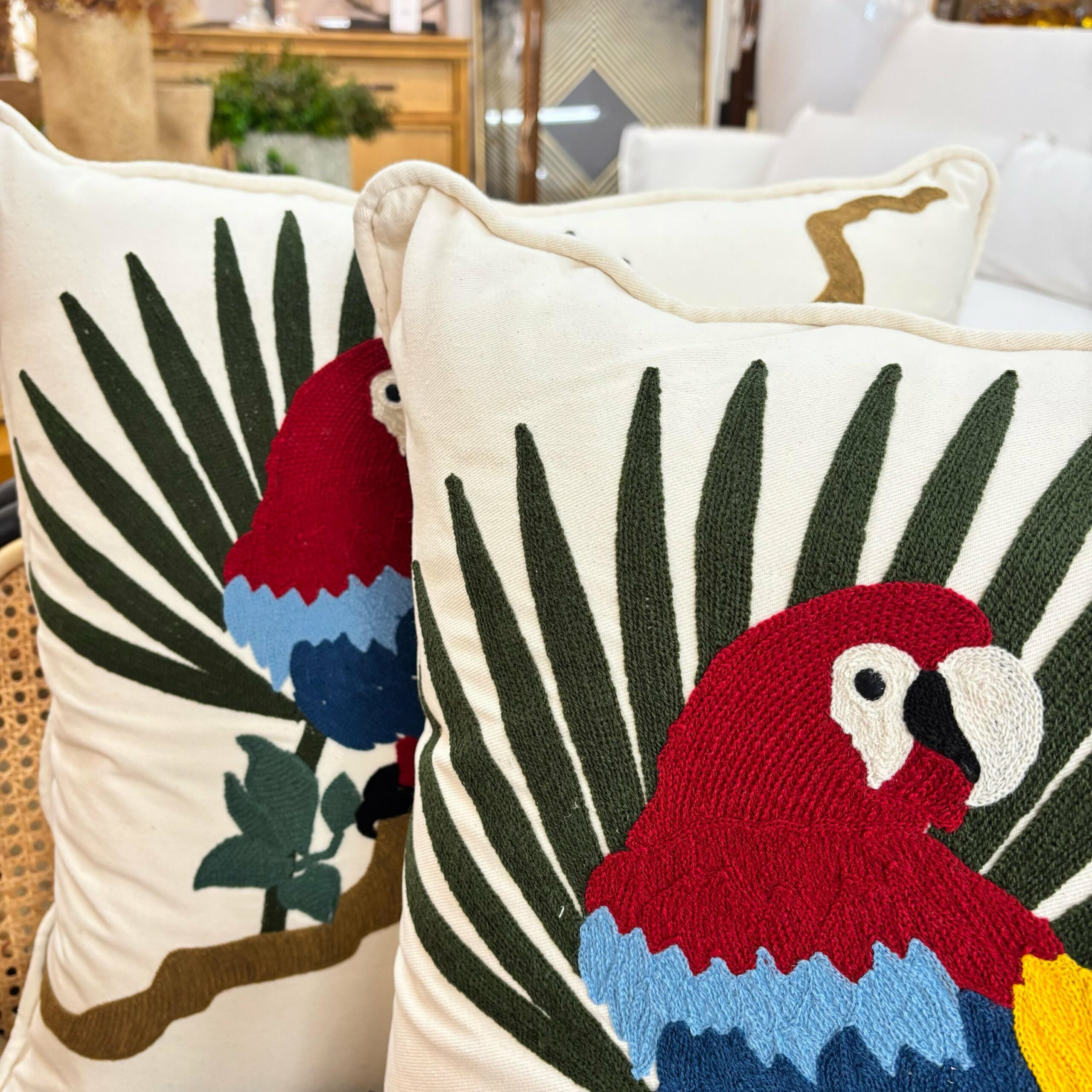 Almofada em Sarja Branca com Bordado Arará 55x55 cm - Fino Acabamento - Imagem 3