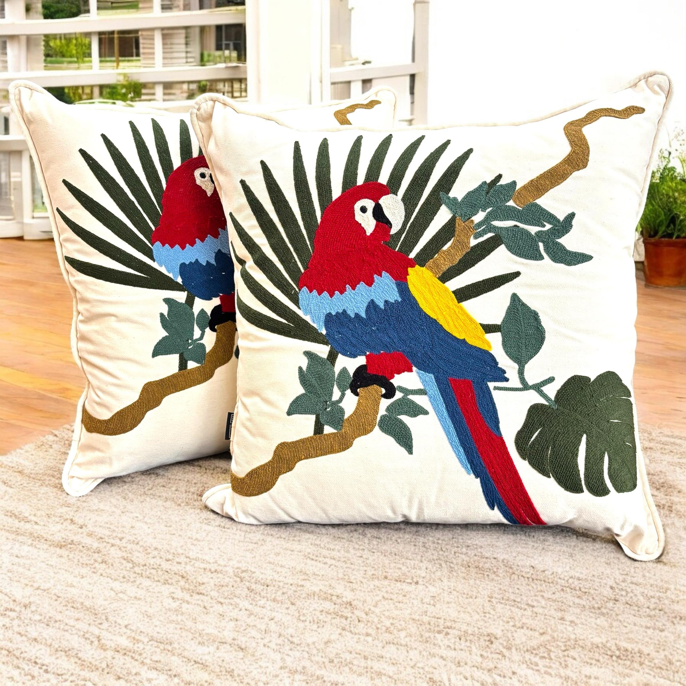 Almofada em Sarja Branca com Bordado Arará 55x55 cm - Fino Acabamento