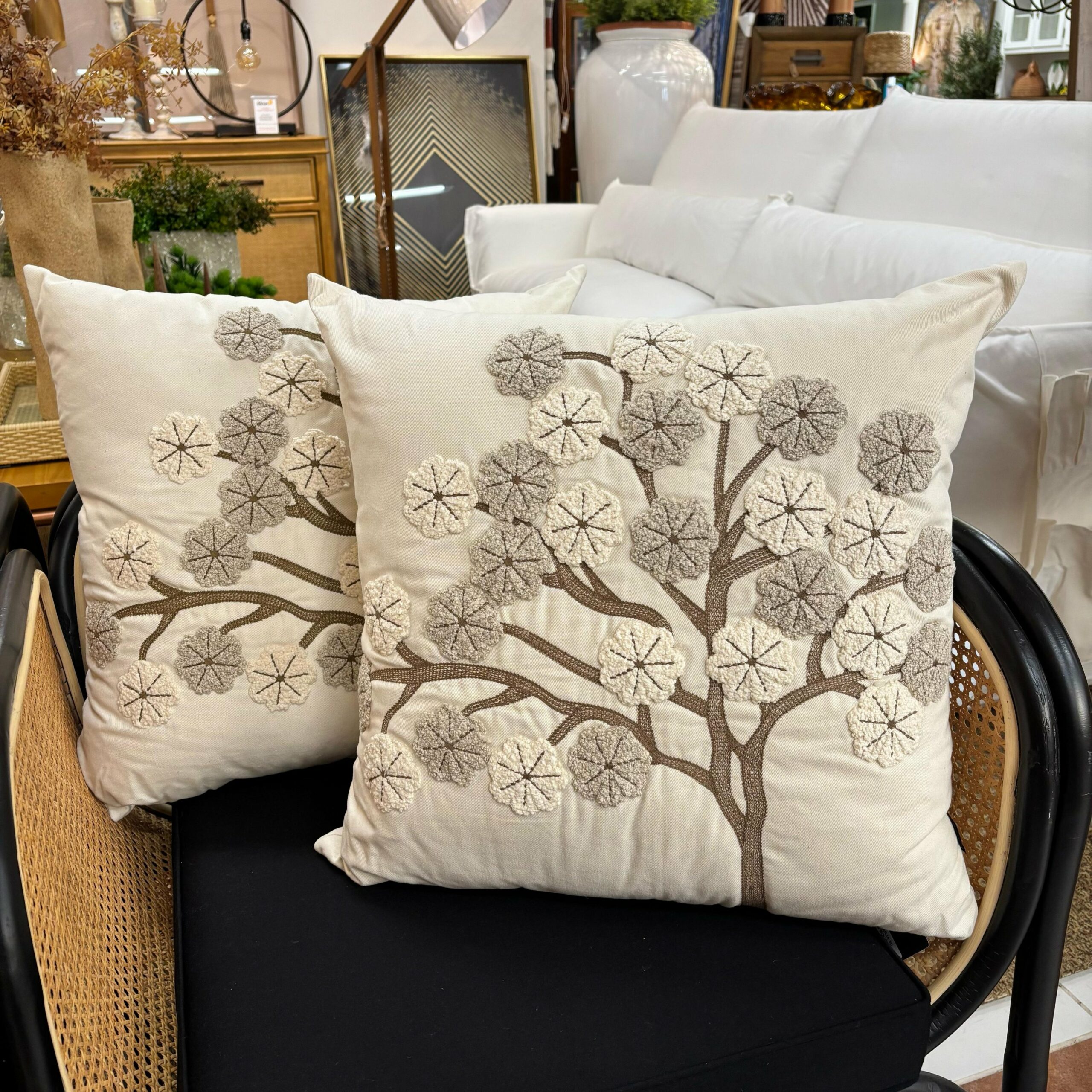 Almofada Árvore em Sarja com Aplique em Tecido Boucle 60x60 cm - Fino Acabamento