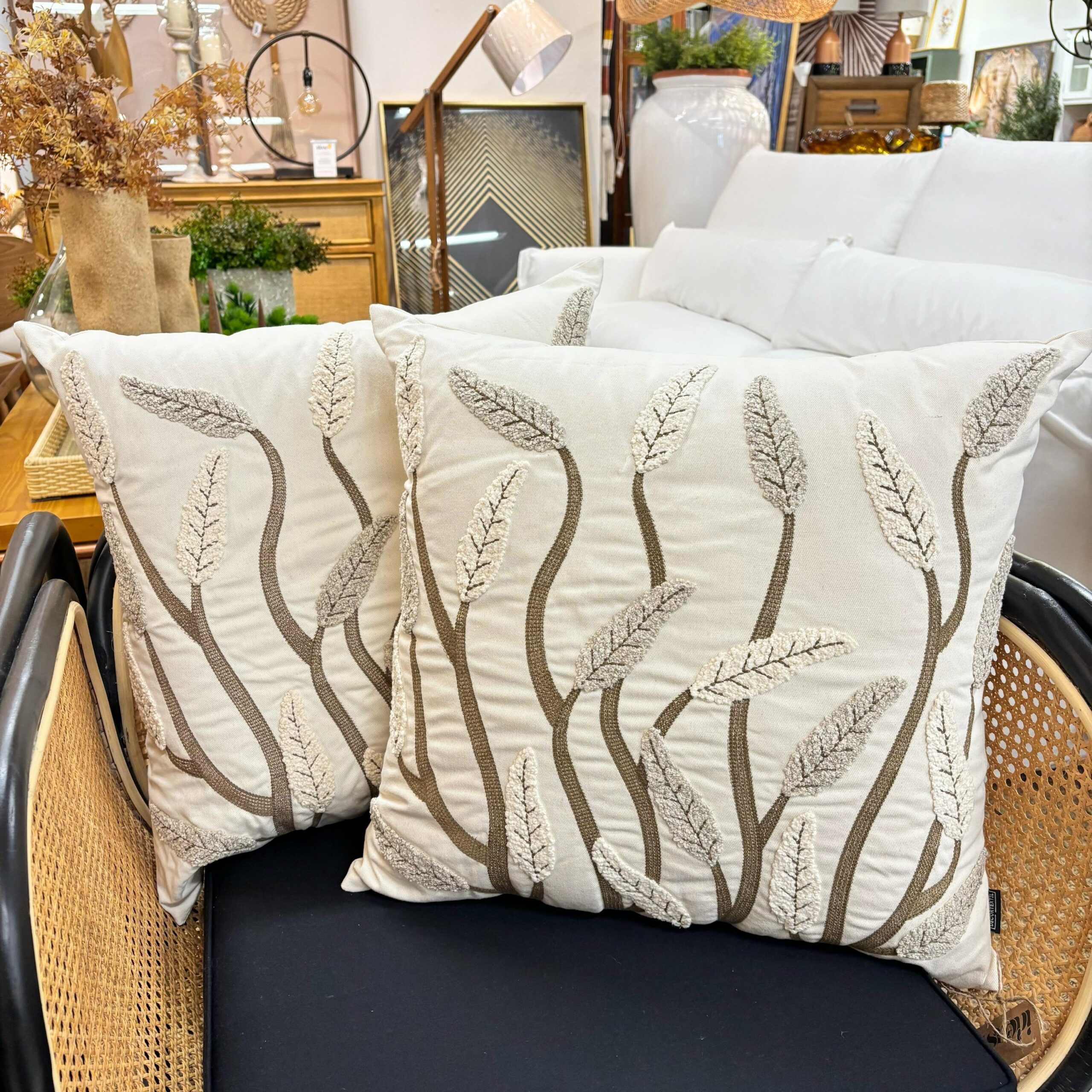 Almofada Folhas em Sarja com Aplique em Tecido Boucle 60x60 cm - Fino Acabamento