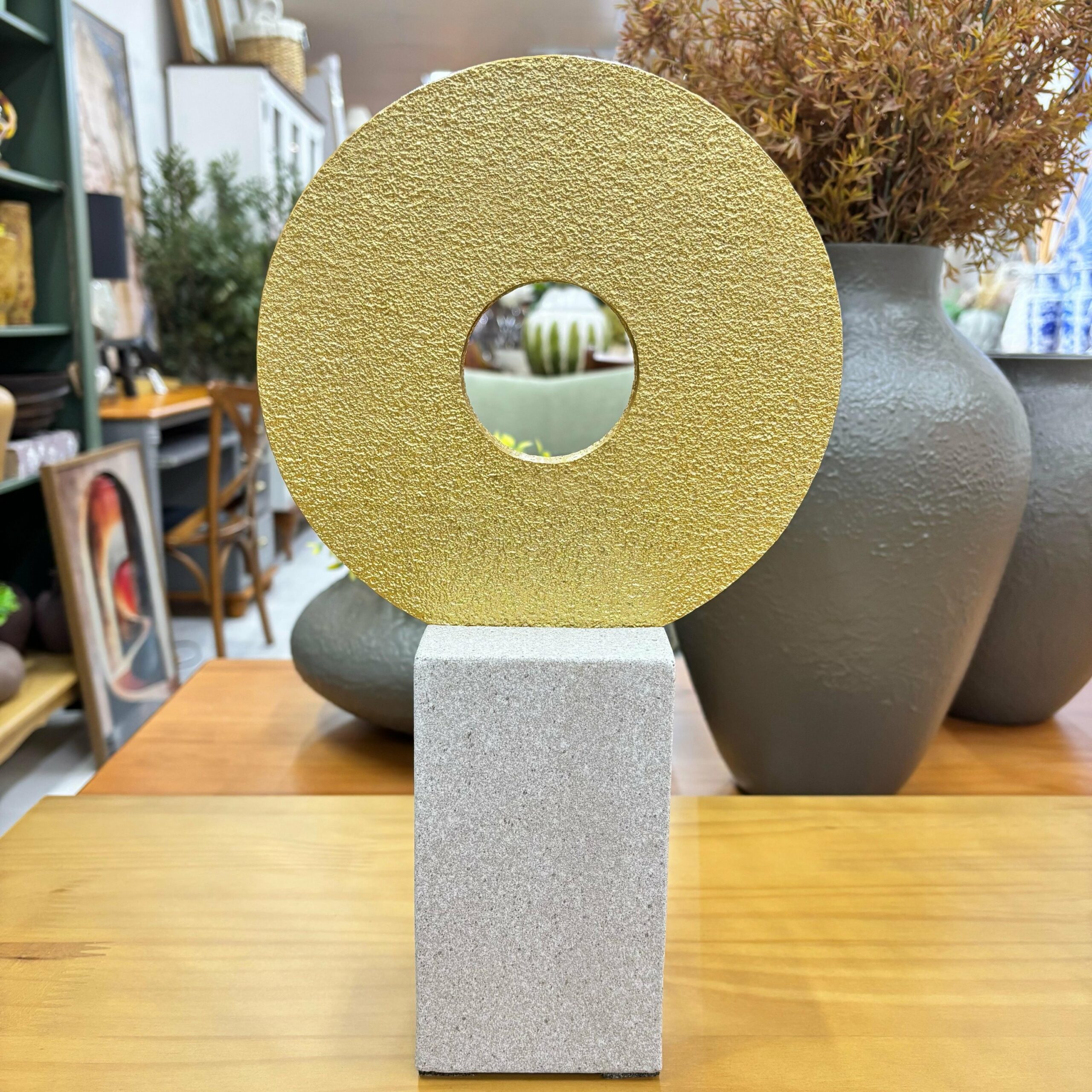 Escultura Abstrata Dourada em Resina - 34 cm de Altura