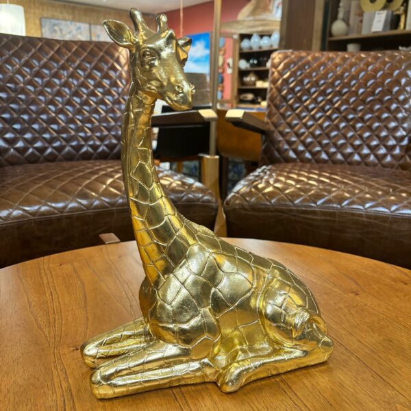 Escultura de Girafa Dourada em Poliresina