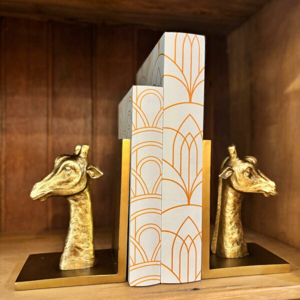 Aparador de Livros Girafa Dourado em Poliresina – Decoração Sofisticada para Livros
