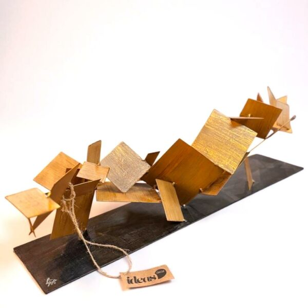 Escultura Abstrata Horizontal em Metal Dourado Artesanal