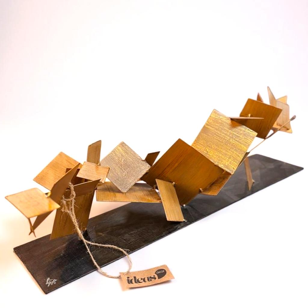 Escultura Abstrata Horizontal em Metal Dourado Artesanal