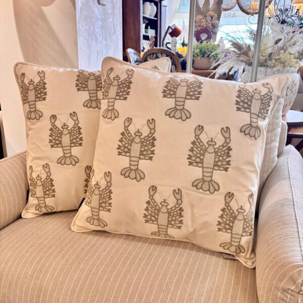 Almofada Bordada Lagosta em Sarja 52x52 cm