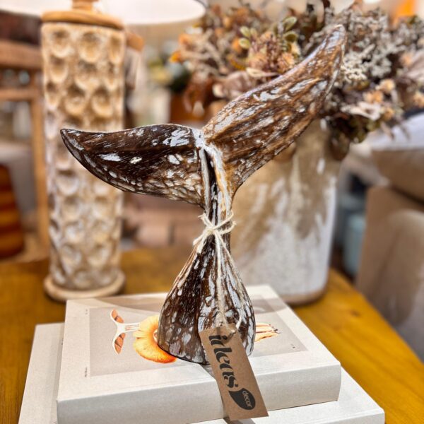 Escultura Cauda de Baleia em Madeira