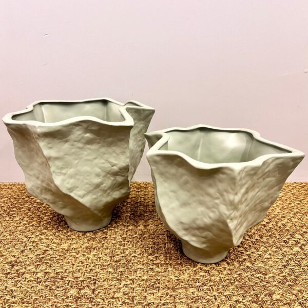 Vaso Orgânico em Cerâmica Texturizada Cinza Esverdeado - Tamanho P