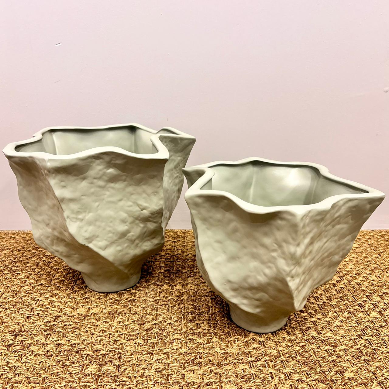 Vaso Orgânico em Cerâmica Texturizada Cinza Esverdeado - Tamanho P