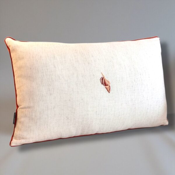 Almofada Baguete Concha Bordada Vermelha 52x35 cm - Alto Padrão