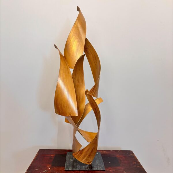 Escultura Abstrata Dourada em Metal - Movimento Ondas