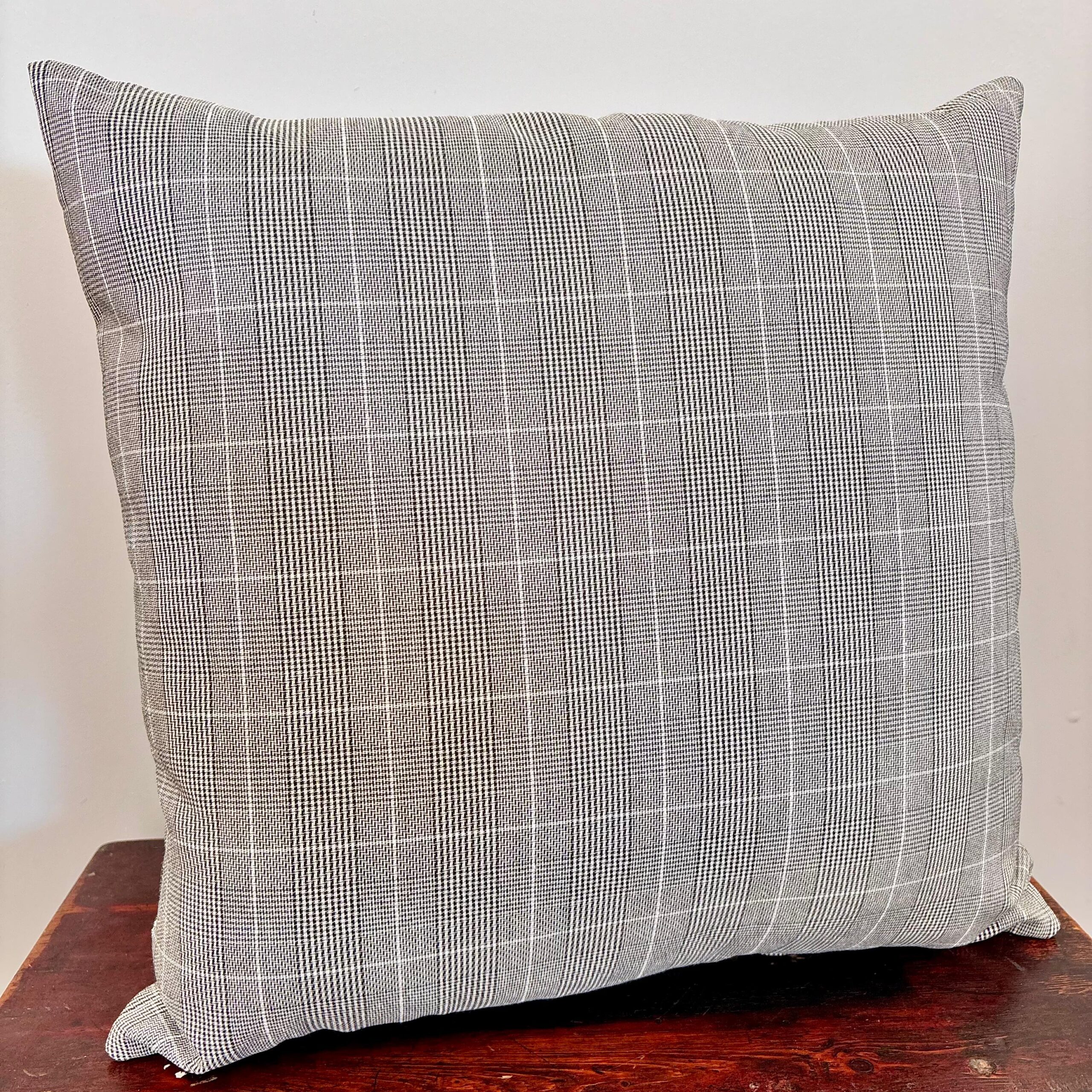 Almofada Xadrez Preta 50x50 cm - Fino Acabamento