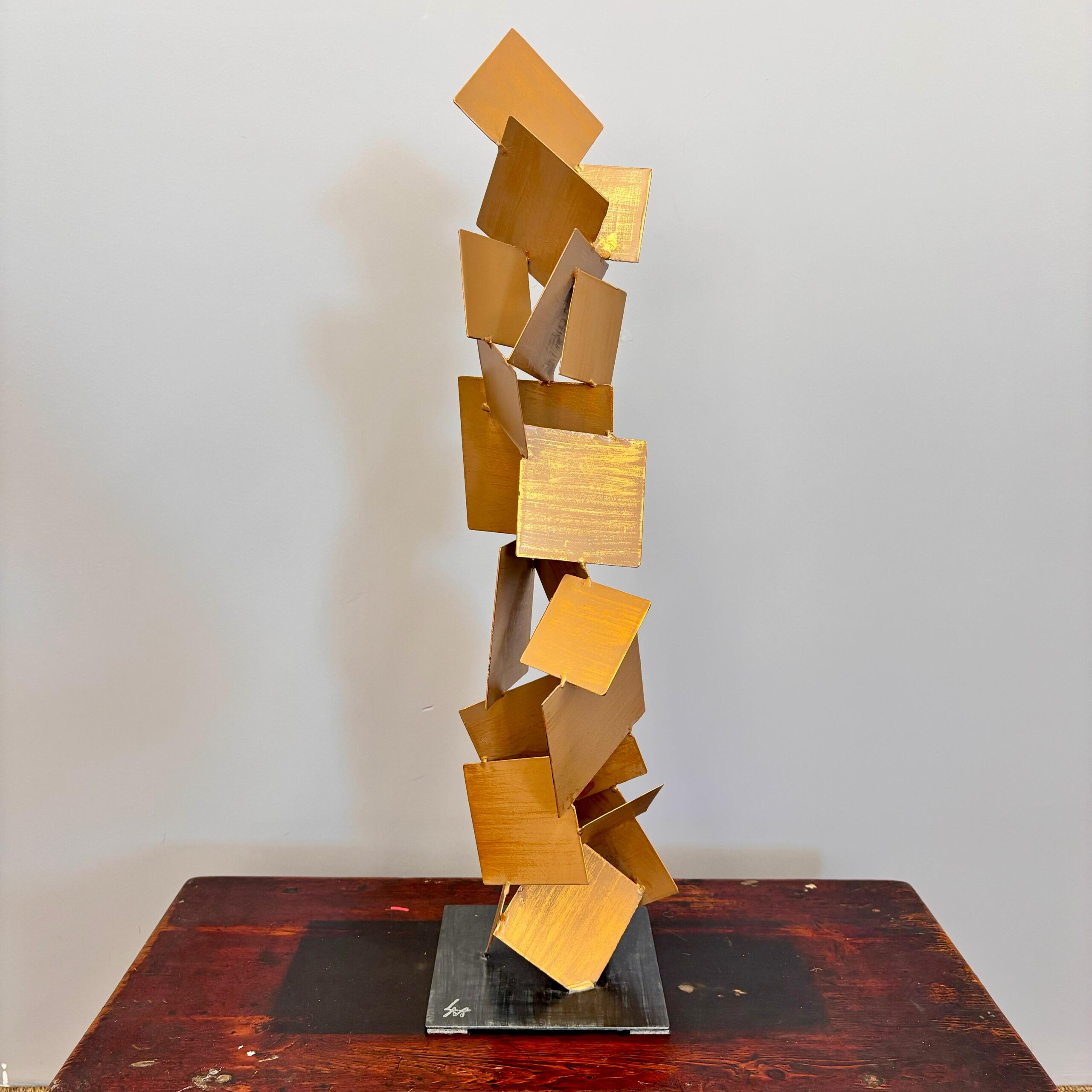 Escultura Abstrata em Metal Dourado