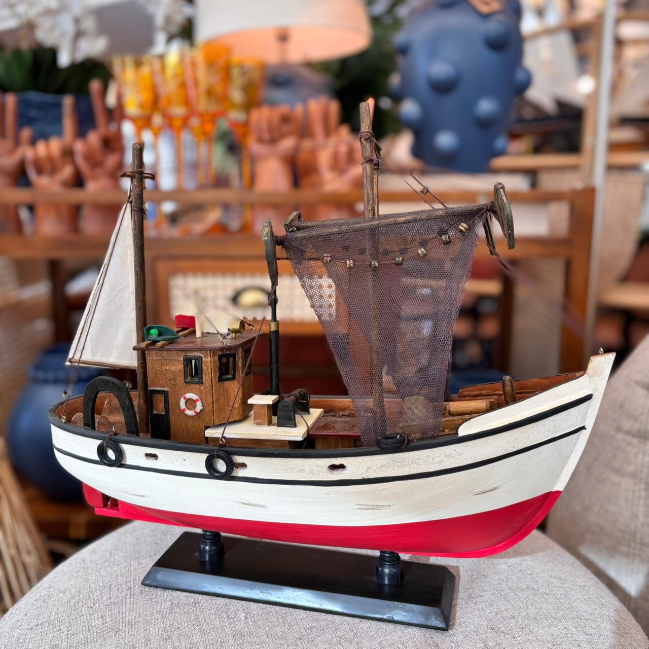 Escultura Barco em Madeira Vermelho