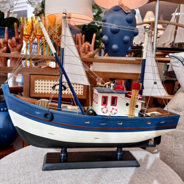 Escultura Barco em Madeira Azul