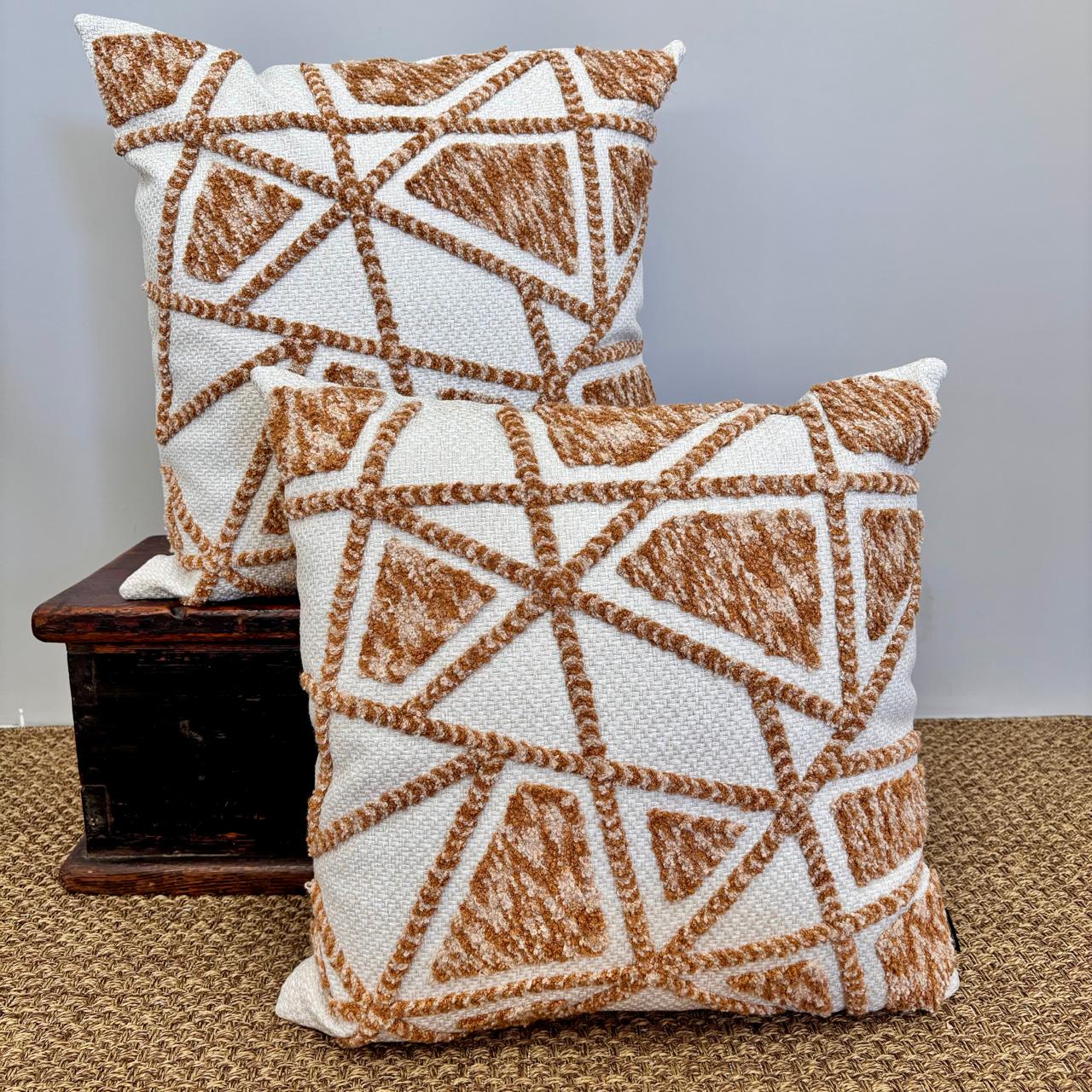 Almofada em Linhão Triangulo 52x52 cm - Coleção Alto Padrão
