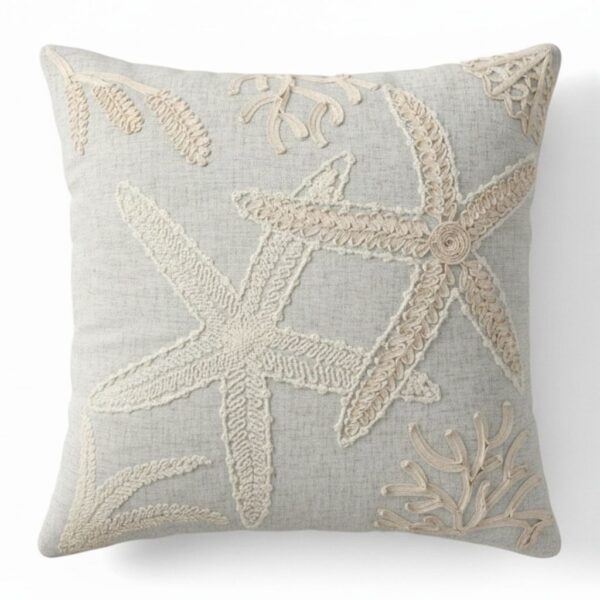 Almofada Estrela do Mar Bordada Bege Predominante 52×52 cm – Coleção Alto Padrão