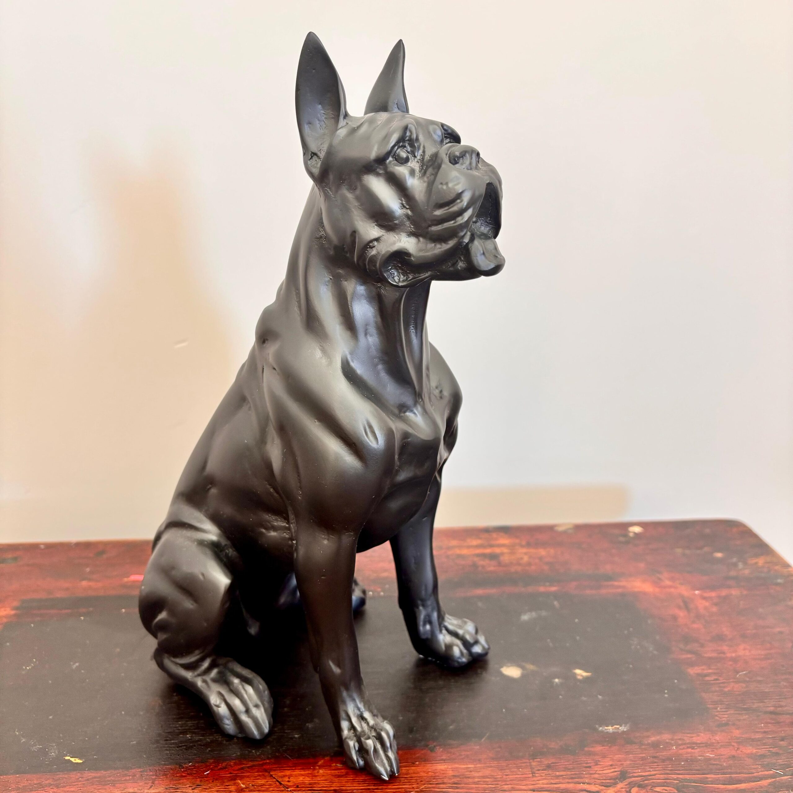 Escultura Bulldog Sentado Preto em Resina - Coleção Alto Padrão