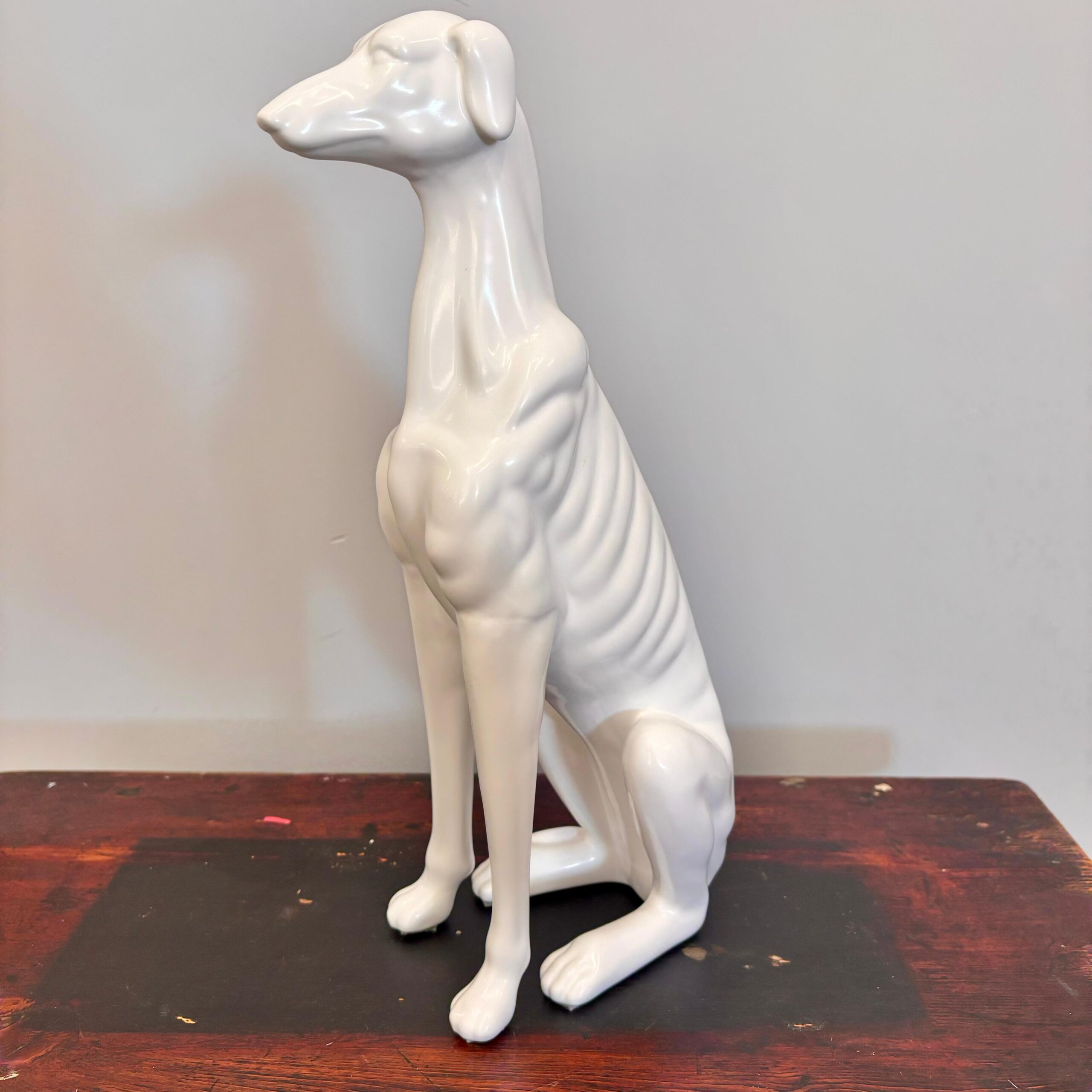 Escultura Cachorro Galgo Branco em Cerâmica