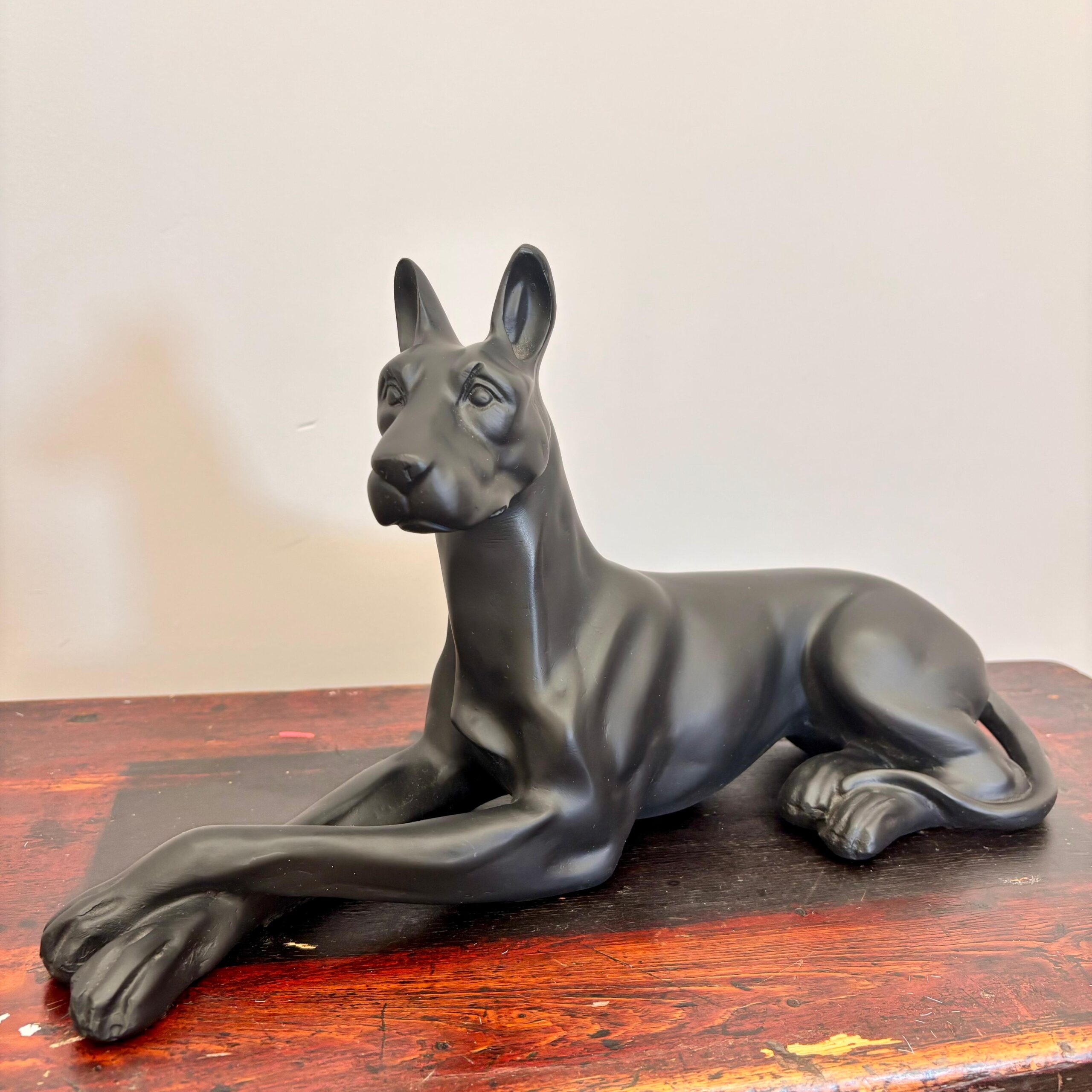 Escultura Cachorro Patas Cruzadas Preto em Resina