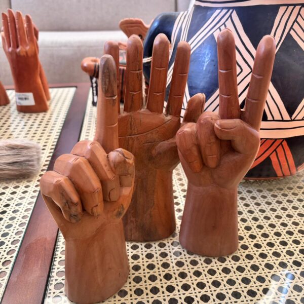 Escultura Mestre Nil Moraes Mão Paz e Amor - Coleção Arte Brasileira