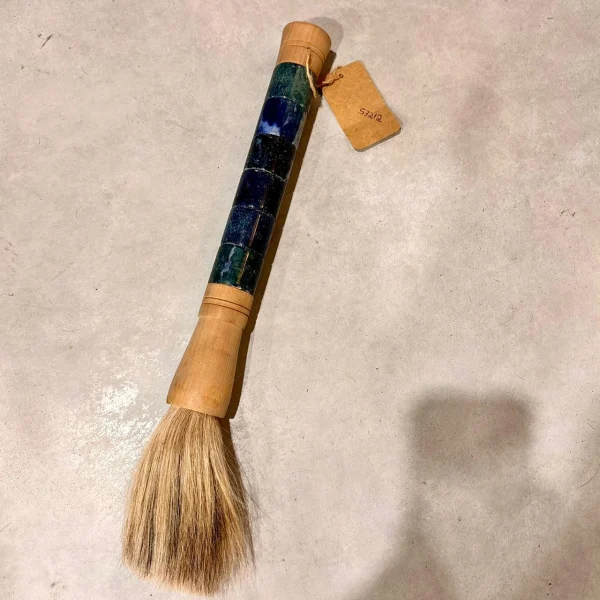 Pincel Chinês Azul Esverdeado em Resina - 42 cm de Comprimento